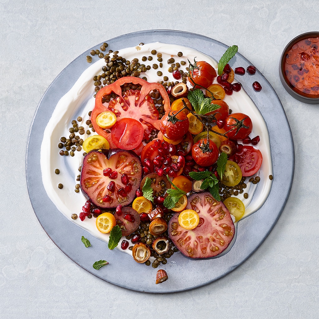 Orientalischer Tomaten-Linsensalat auf Burrata-Creme