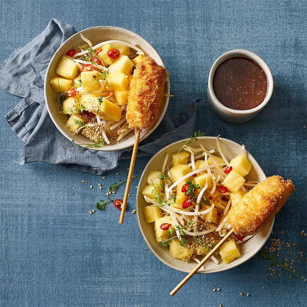 Ananas-Sojasprossen-Salat mit knusprigem Hühnerspieß und Sesam-Soja-Vinaigrette