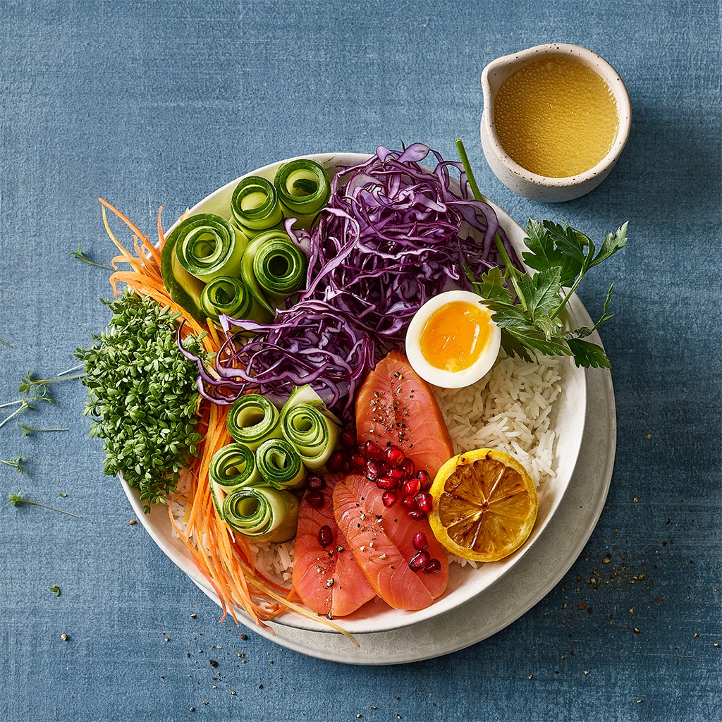 Summer Rainbow-Bowl mit geräuchertem Lachs und Citrus-Vinaigrette