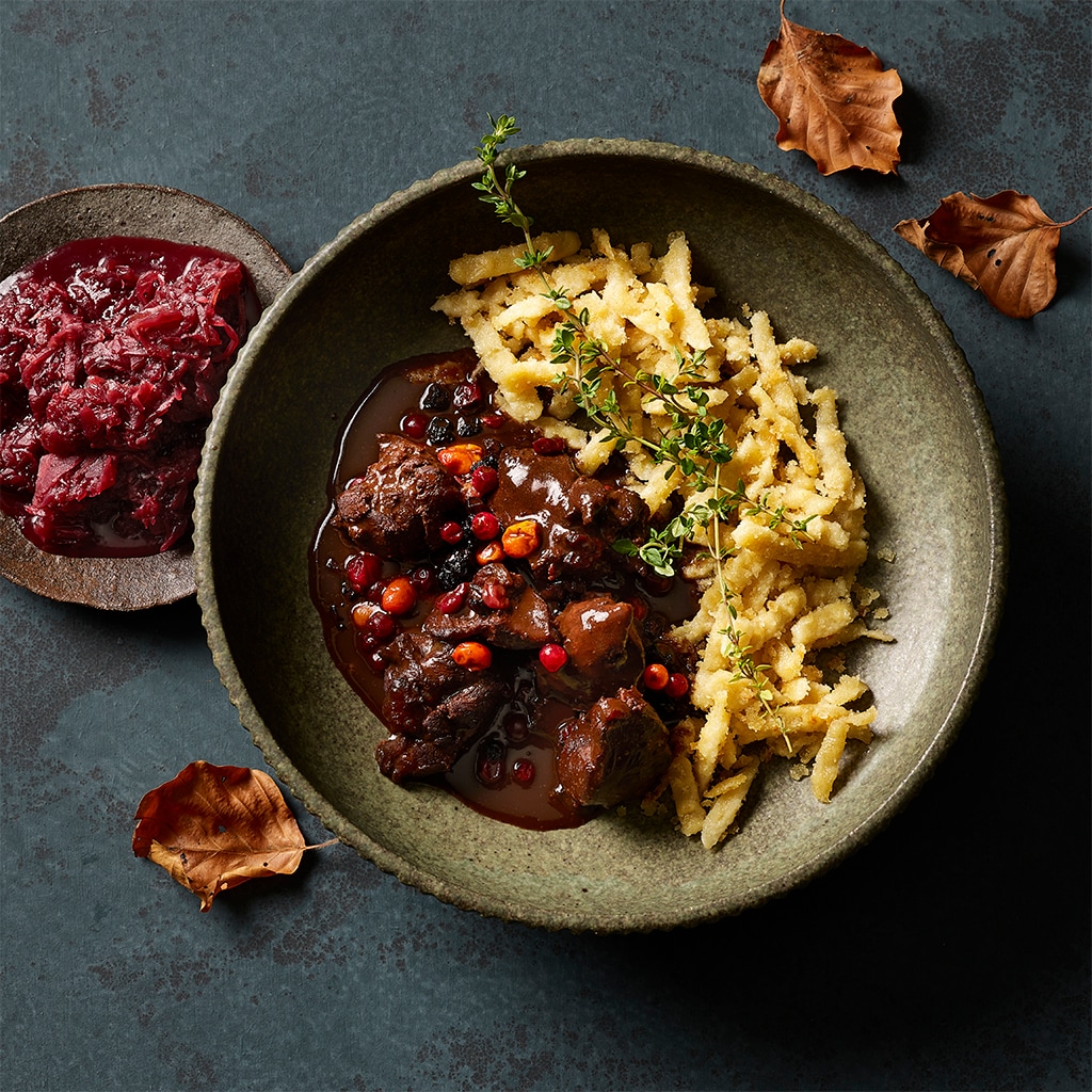 Gamspfeffer mit Beeren und Dinkelgrieß-Spätzle