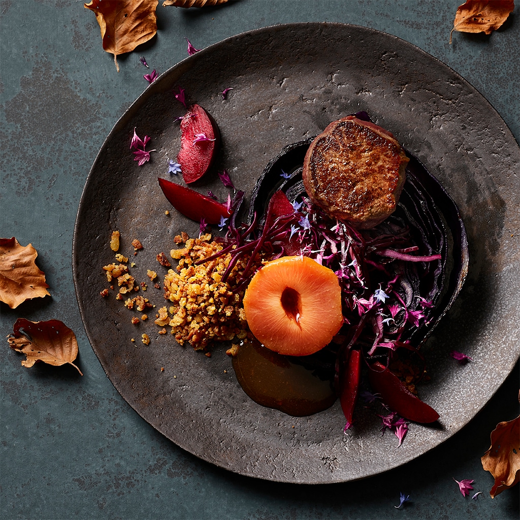 Rehmedaillon mit Maroni-Kartoffelschmarrnflocken und Rotkraut