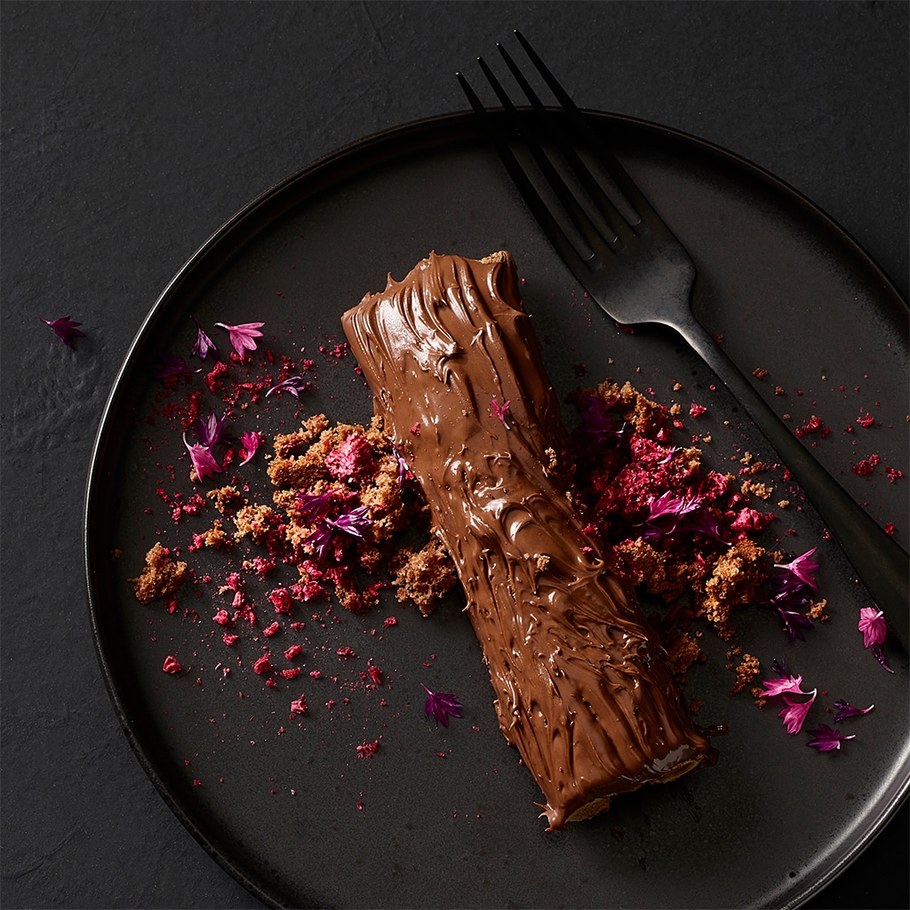 Haselnuss-Schokoladen-Ast mit getrockneten Himbeeren