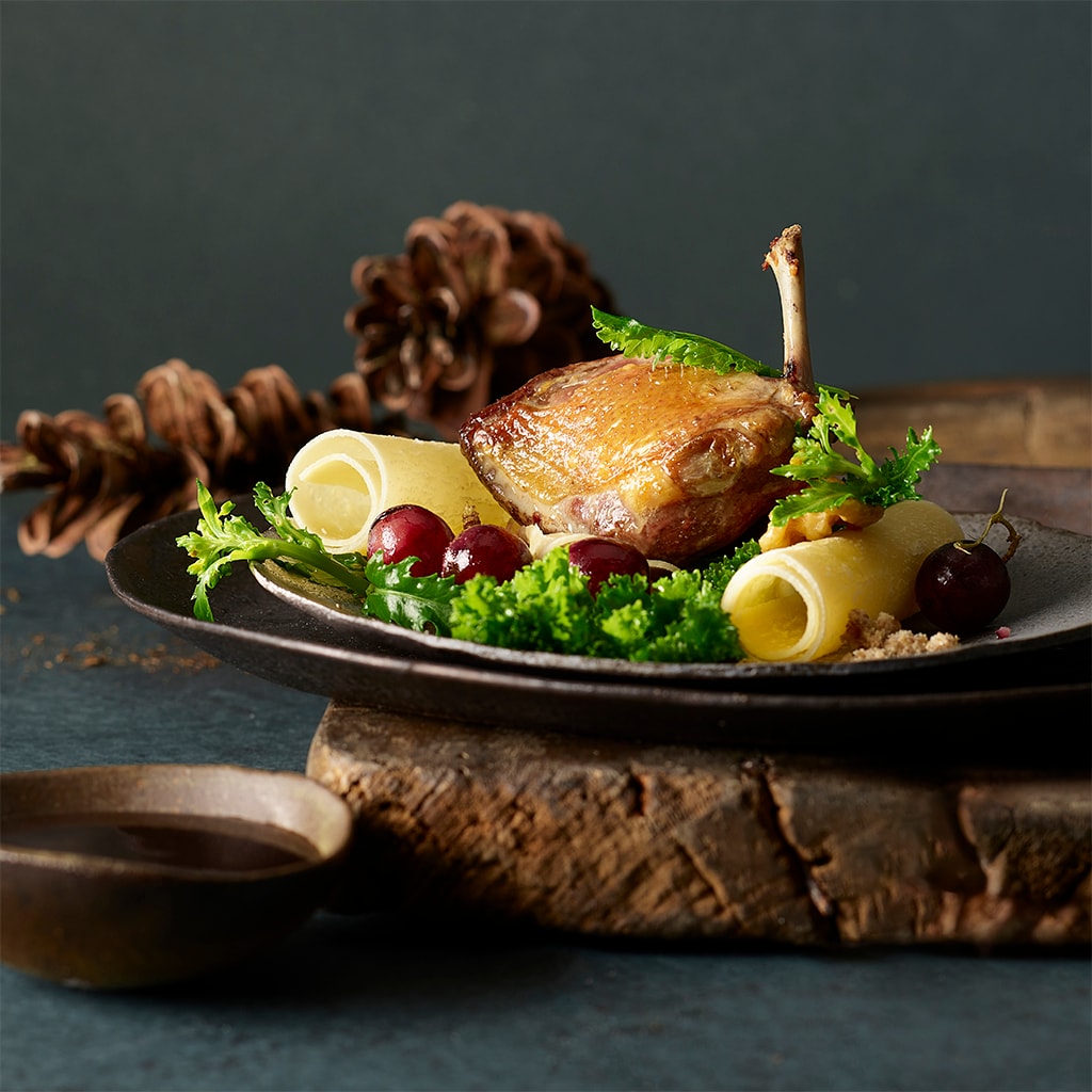 Rosa gebratene Taubenbrust mit Roggenbrot und Trauben