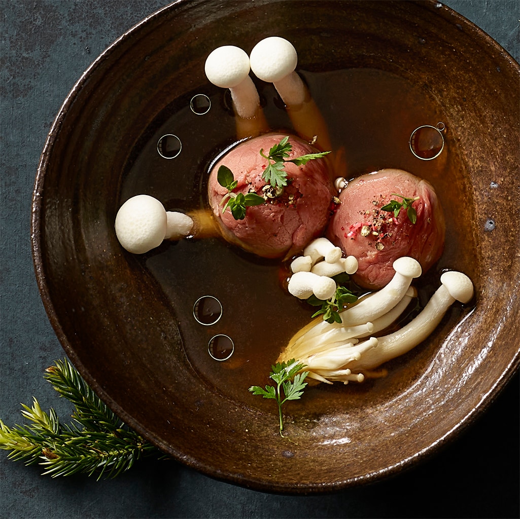 Wildsuppe mit gefüllten Reh-Pilz-Bällchen