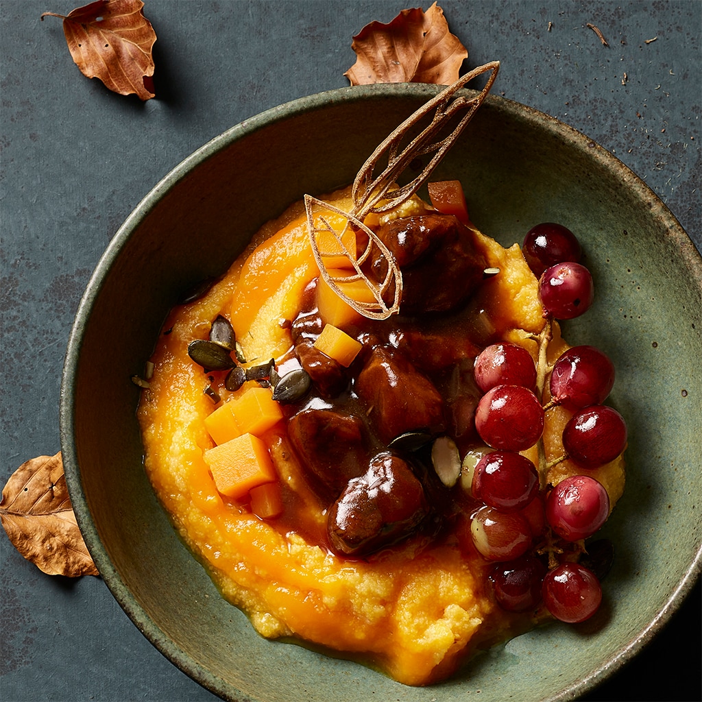 Wildschweinpfeffer mit Trauben und cremiger Kürbis-Polenta