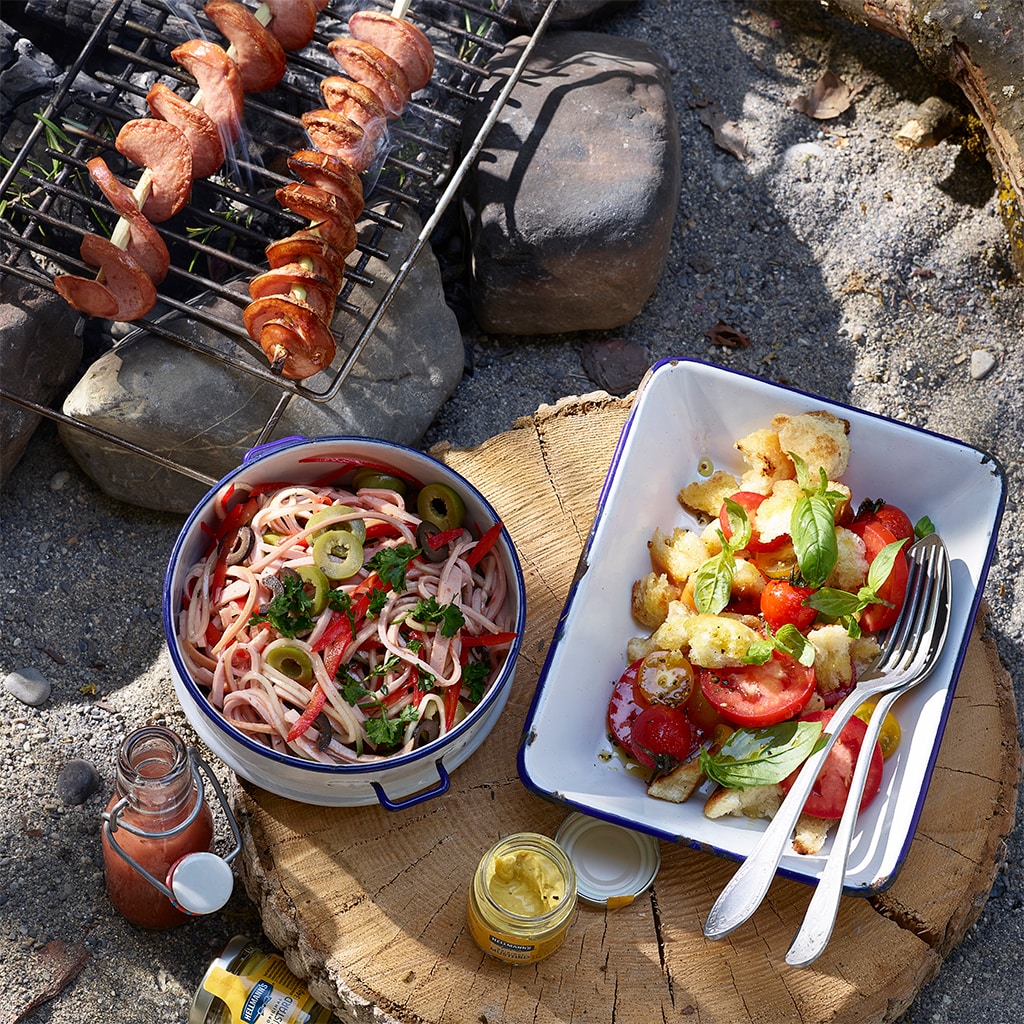 Grillierte Knackerspirale mit Brotsalat