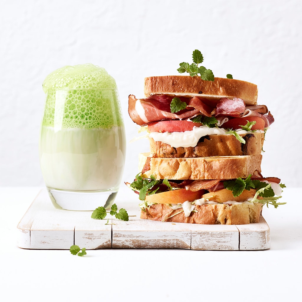 Muschel-Gemüsecremesuppe mit Sencha-Schaum und Marillen-Iberico-Sandwich