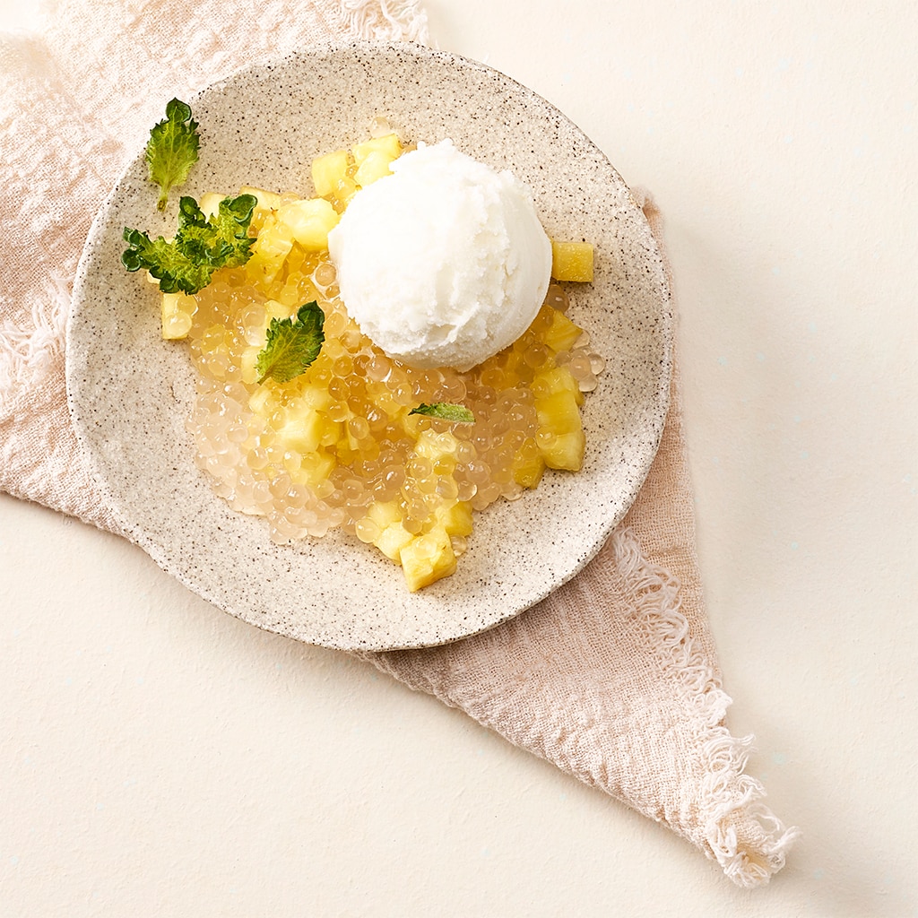 Zitronensorbet mit Ananas-Tapioka-Salat und Mandel-Honig-Sirup