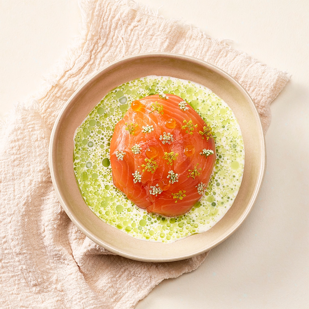 Marinierter Lachs mit Aperol, Joghurt und Schnittlauchöl