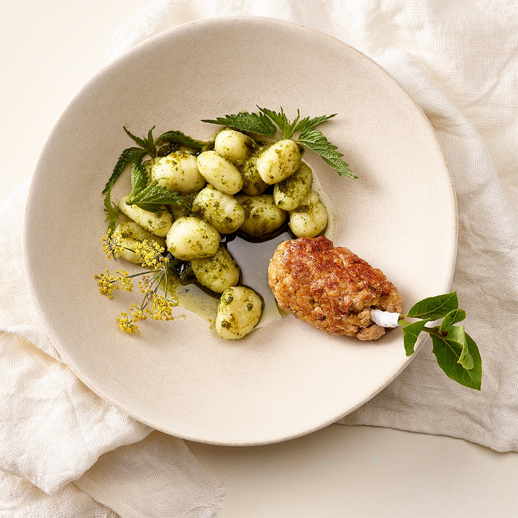 In Honig glasierte Kalbsbutternockerl mit Brennnessel-Gnocchi