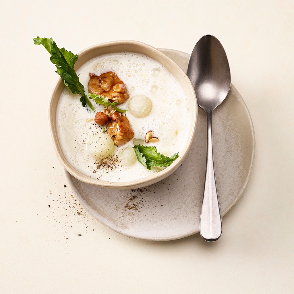 Geräucherte Milchsuppe mit in Honig glasiertem Kalbsbries und Kohlrabi