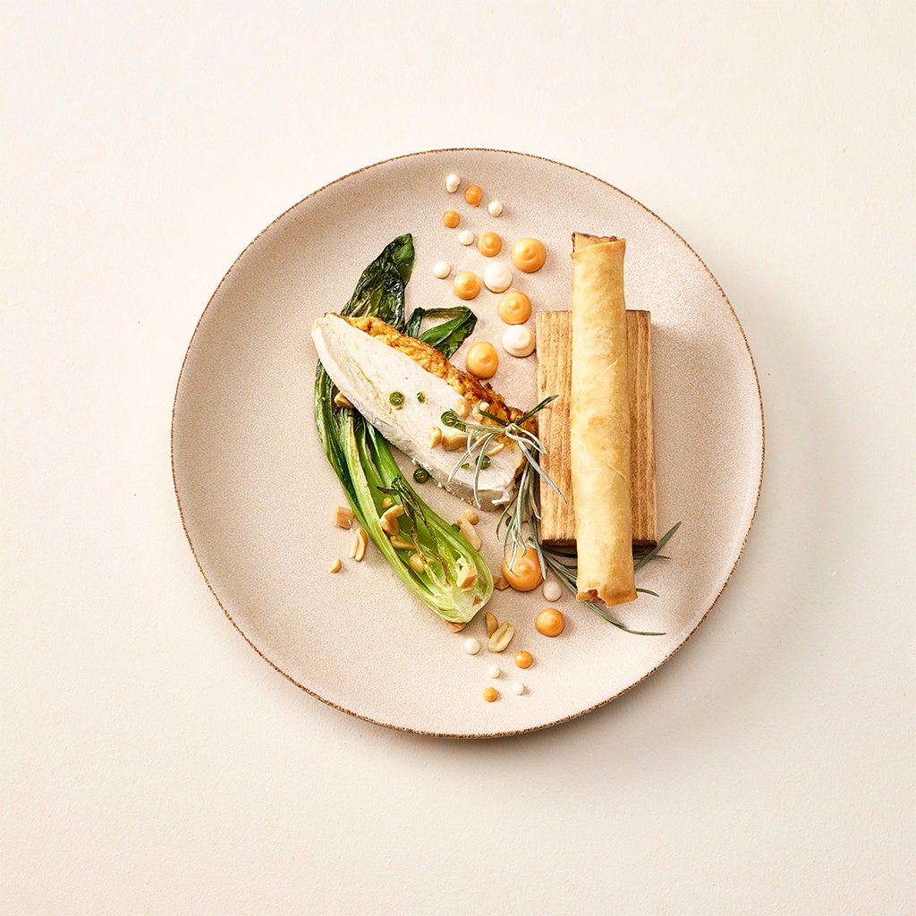 Maispoularde mit Honig-Chili-Kruste, knuspriger Basmatireisrolle und Pak Choi