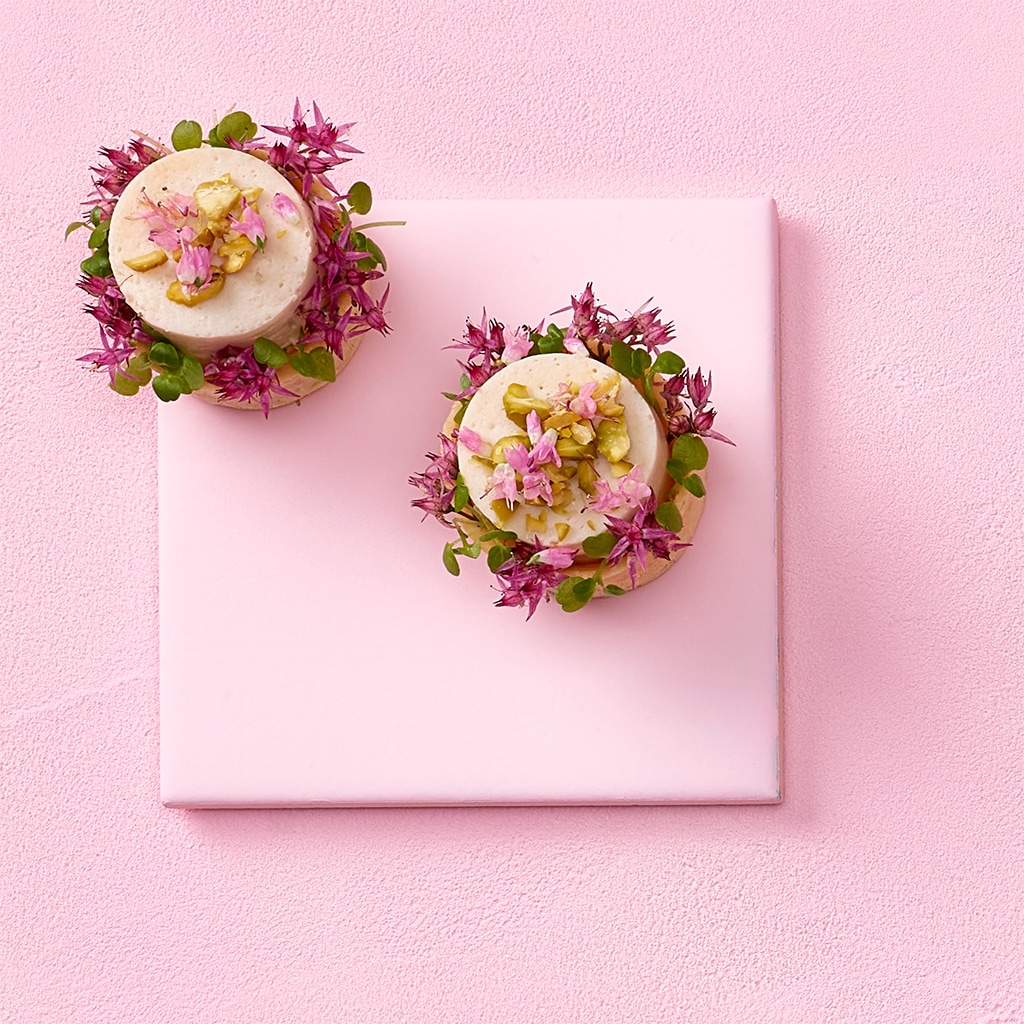Rosen-Mandel-Maispoularden-Tartelette mit Sprossen und Kräuter