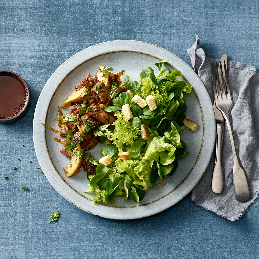 Kalbsleber mit grünem Blattsalat und Balsamico-Vinaigrette