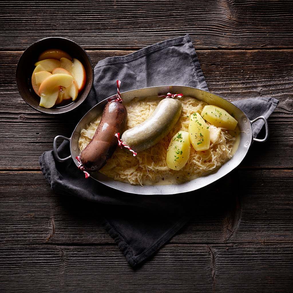 Blut- und Leberwurst mit Salzkartoffeln und cremigem Sauerkraut