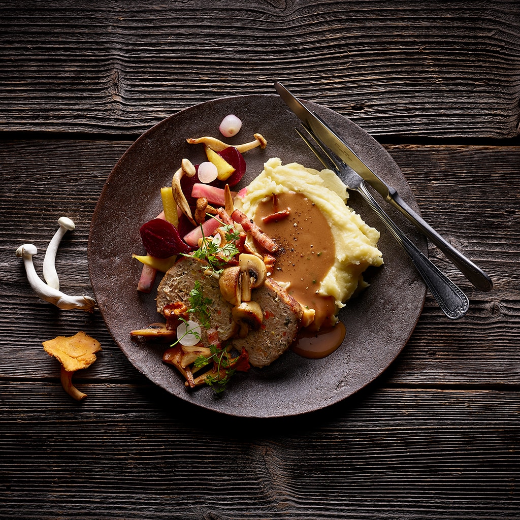 Faschierter Braten mit Rahmsauce, Erdäpfelstock und Wurzelgemüse