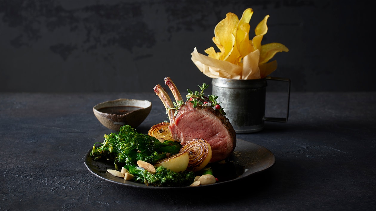 Hirschkotelette mit Merlotsauce, Kartoffelchips, wildem Broccoli und karamellsierten Perlzwiebeln – Rezepte