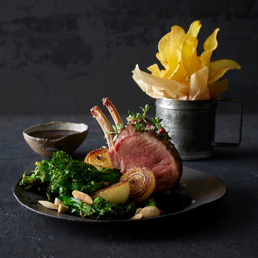 Hirschkotelette mit Merlotsauce, Kartoffelchips, wildem Broccoli und karamellsierten Perlzwiebeln