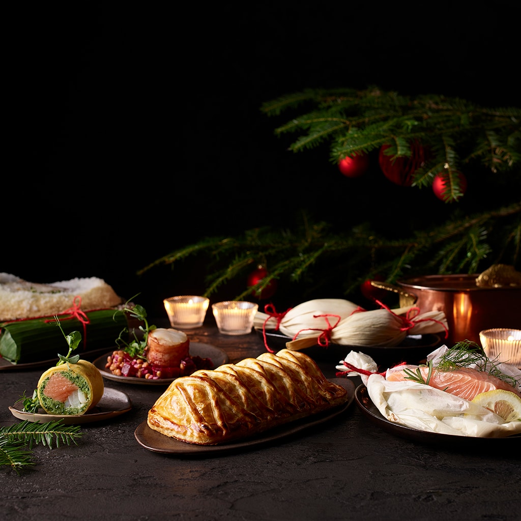 Lachs mit Zitrone und Kräutern in der Papierhülle