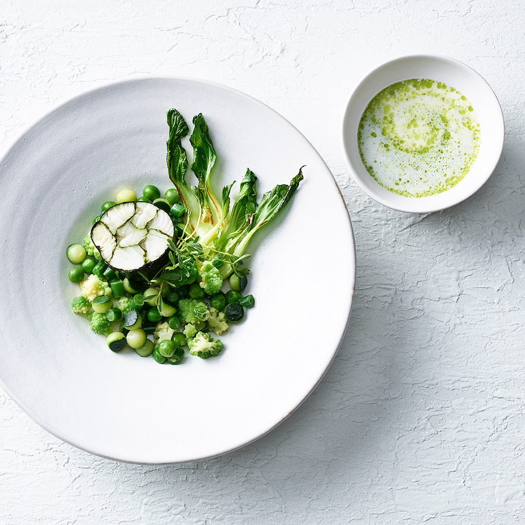 Pochierte Zanderrolle mit Matcha-Tee und Schnittlauch-Beurre blanc