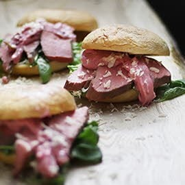 Tafelspitz Burger mit Kren und Preiselbeer-Mayonnaise