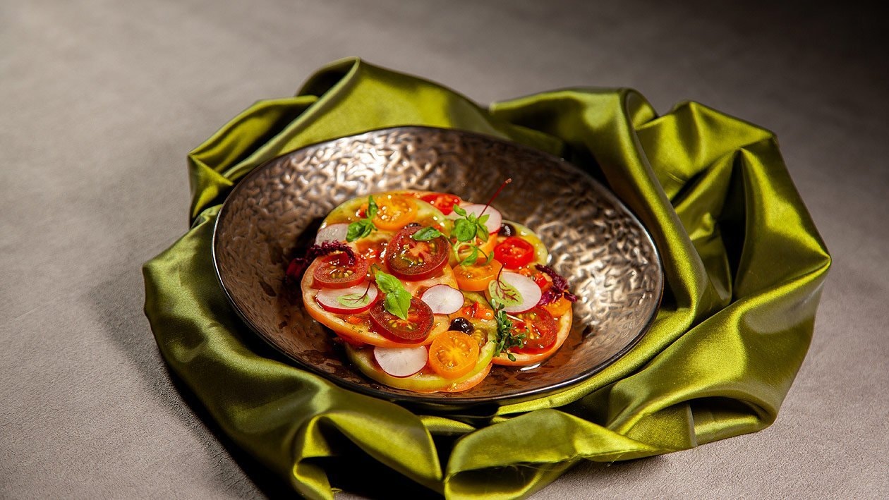 Tomatensalat mit Radieschen, Tapenade und Roter Paprika Dressing – Rezepte