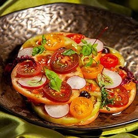 Tomatensalat mit Radieschen, Tapenade und Roter Paprika Dressing
