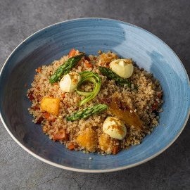 Bulgursalat mit Hühnchenstreifen, Kirschtomaten und Frühlingszwiebel