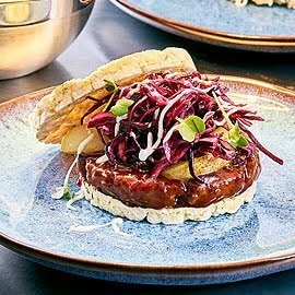 BBQ NoBeef Burger mit Sesam Rotkraut, Birne und Maiswaffel