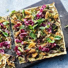 Flammkuchen mit veganem Geschnetzeltem und Gemüse