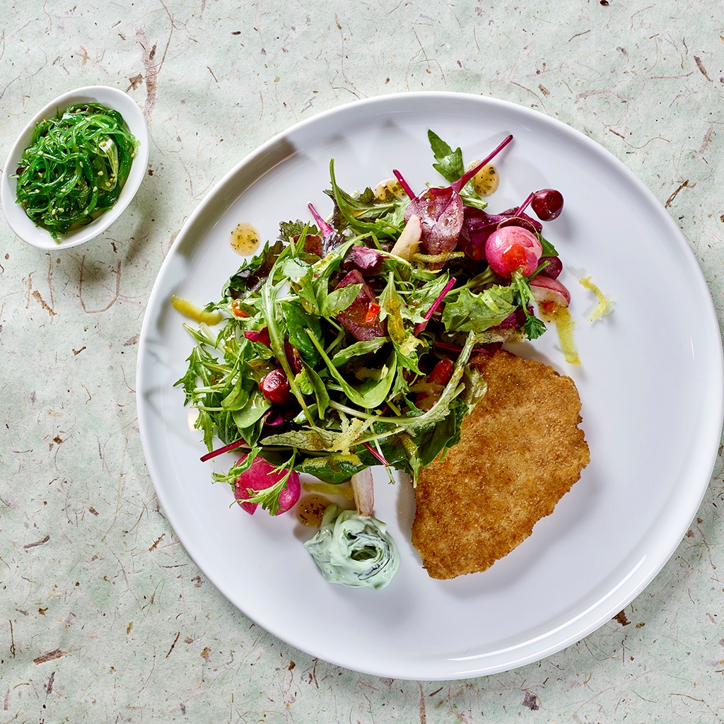 Veganes Schnitzel mit Sommersalat, Kirschen und gebratene Radieschen