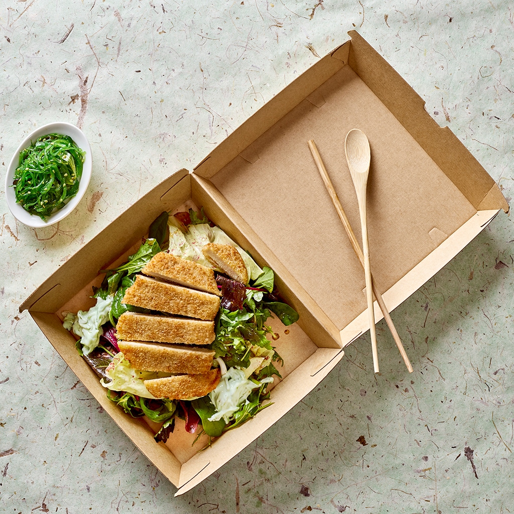 Große Salatschale mit veganen Schnitzelstücken und Lime-Wakame Dip
