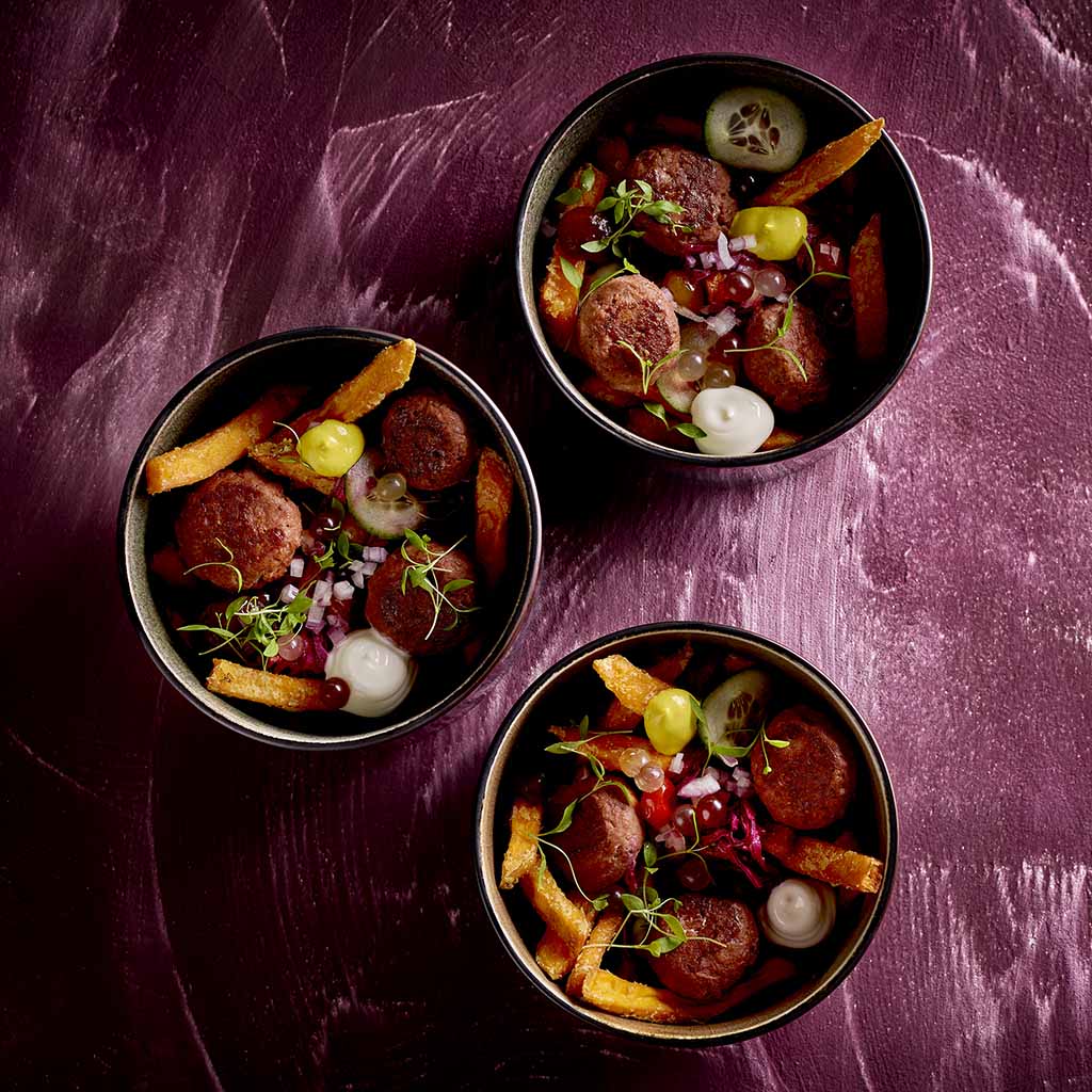 Süßkartoffel Fries mit kleinen pflanzlichen Fleischlaberln