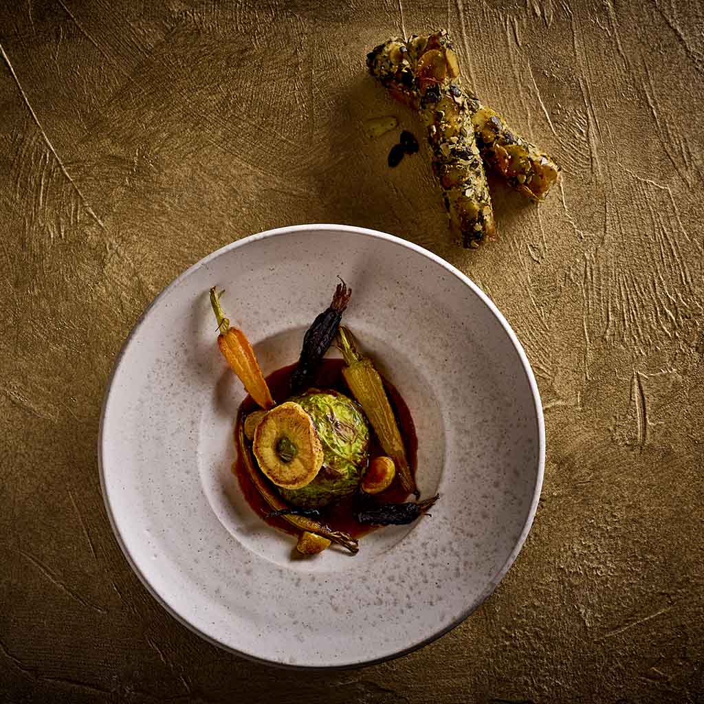 Gefüllter Wirsing, Maronen-Apfel Topping, Kartoffel-Kürbiskern Knusper