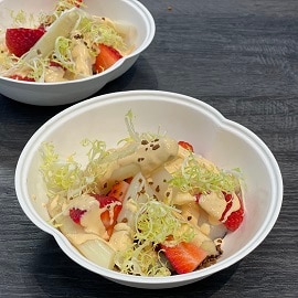 Spargelfeld mit Erdbeeren