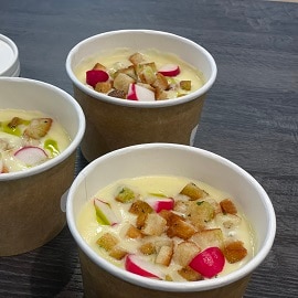 Spargelsuppe mit Croutons