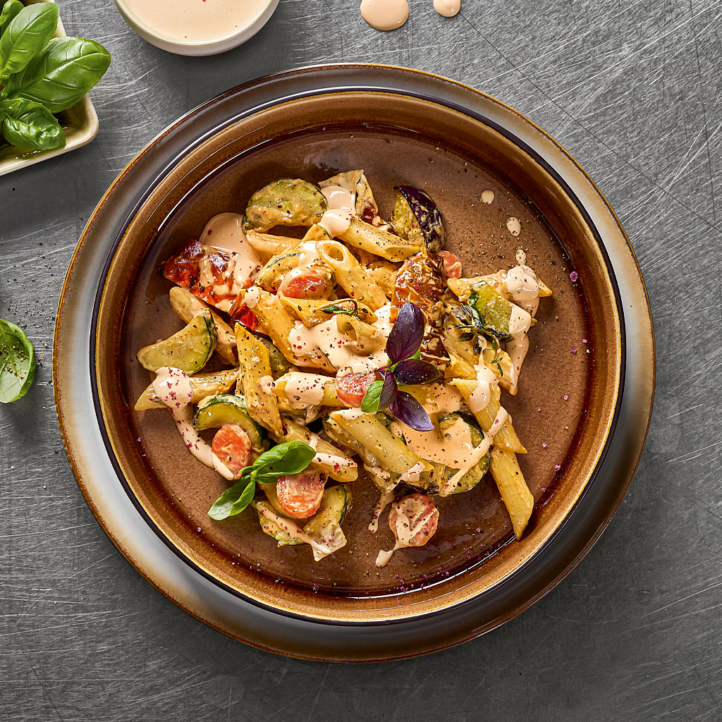 Penne mit Schmorgemüse und Tomaten-Hollandaise