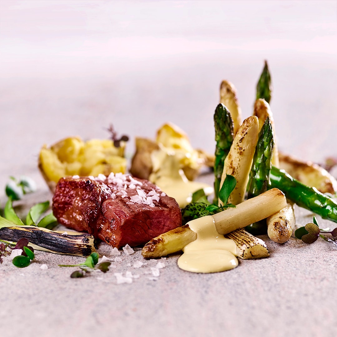 Striploin / Ackerspargel / Limetten-Hollandaise / Heurige Kartoffel