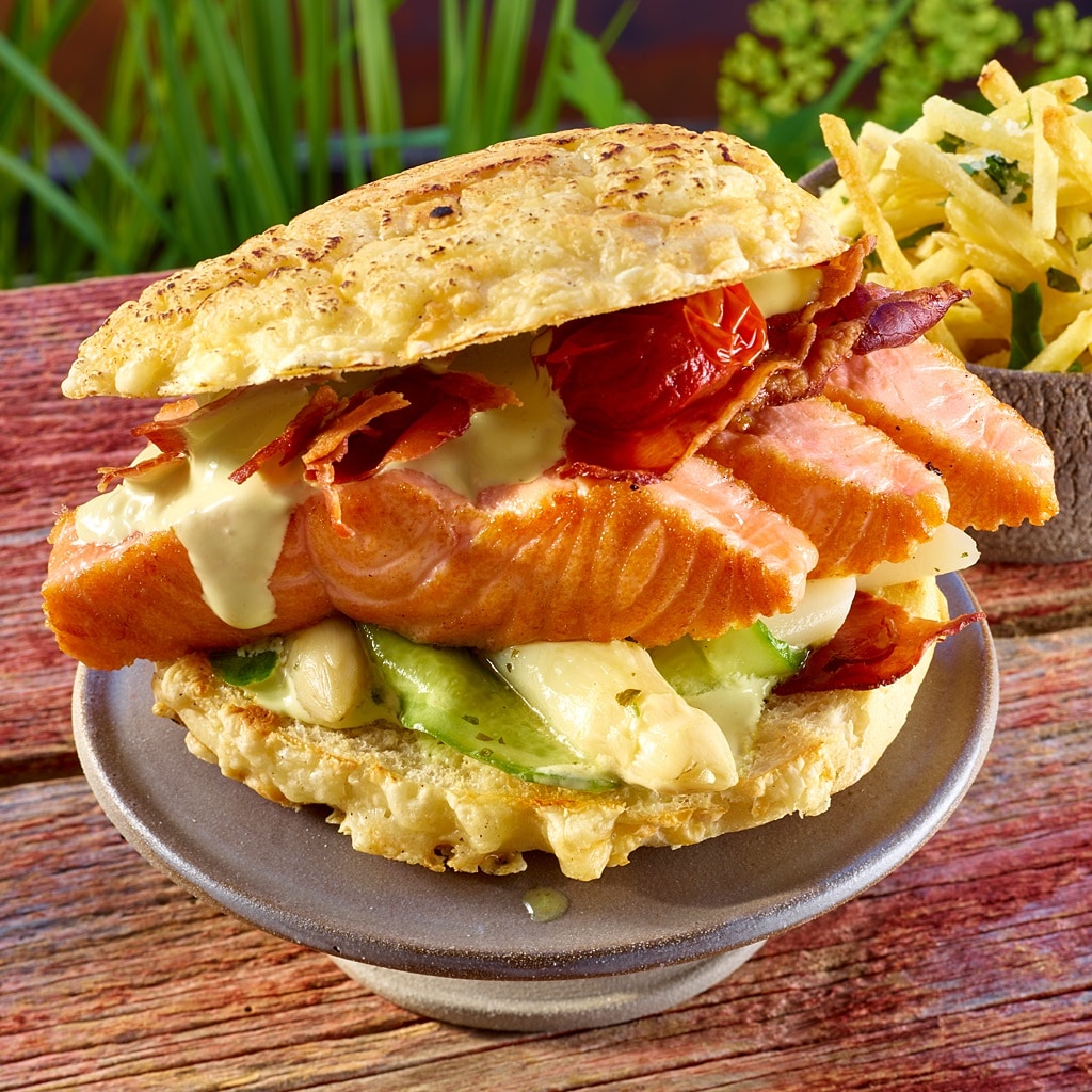 Lachs-Spargel-Burger, Petersilien-Hollandaise, Parmaschinken, Brioche