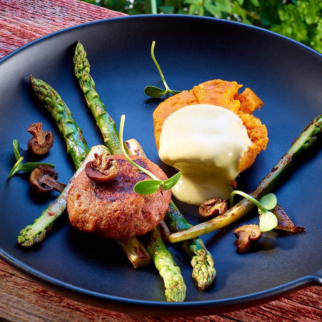 Pflanzerl, gegrillter Spargel, Süßkartoffel, Braten Hollandaise