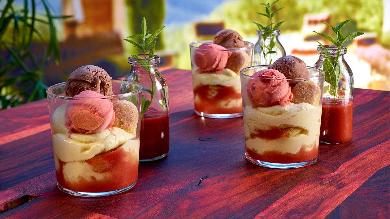 Rhabarber Tiramisu, Zitronen marinierte Erdbeeren und Erdbeer-Schokoladen Eis