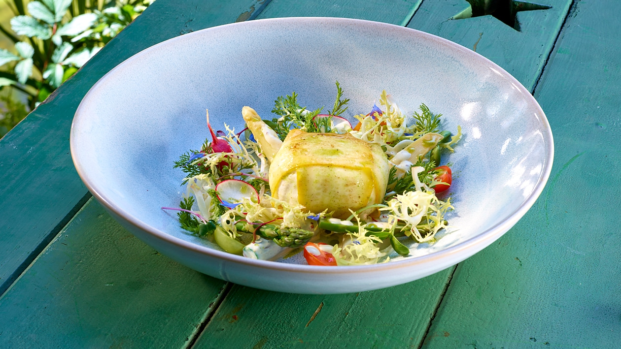 Warmer Mozzarella im Parmaschinken Mantel auf Salat von grünem Spargel und Zucchini in Senf-Dressing