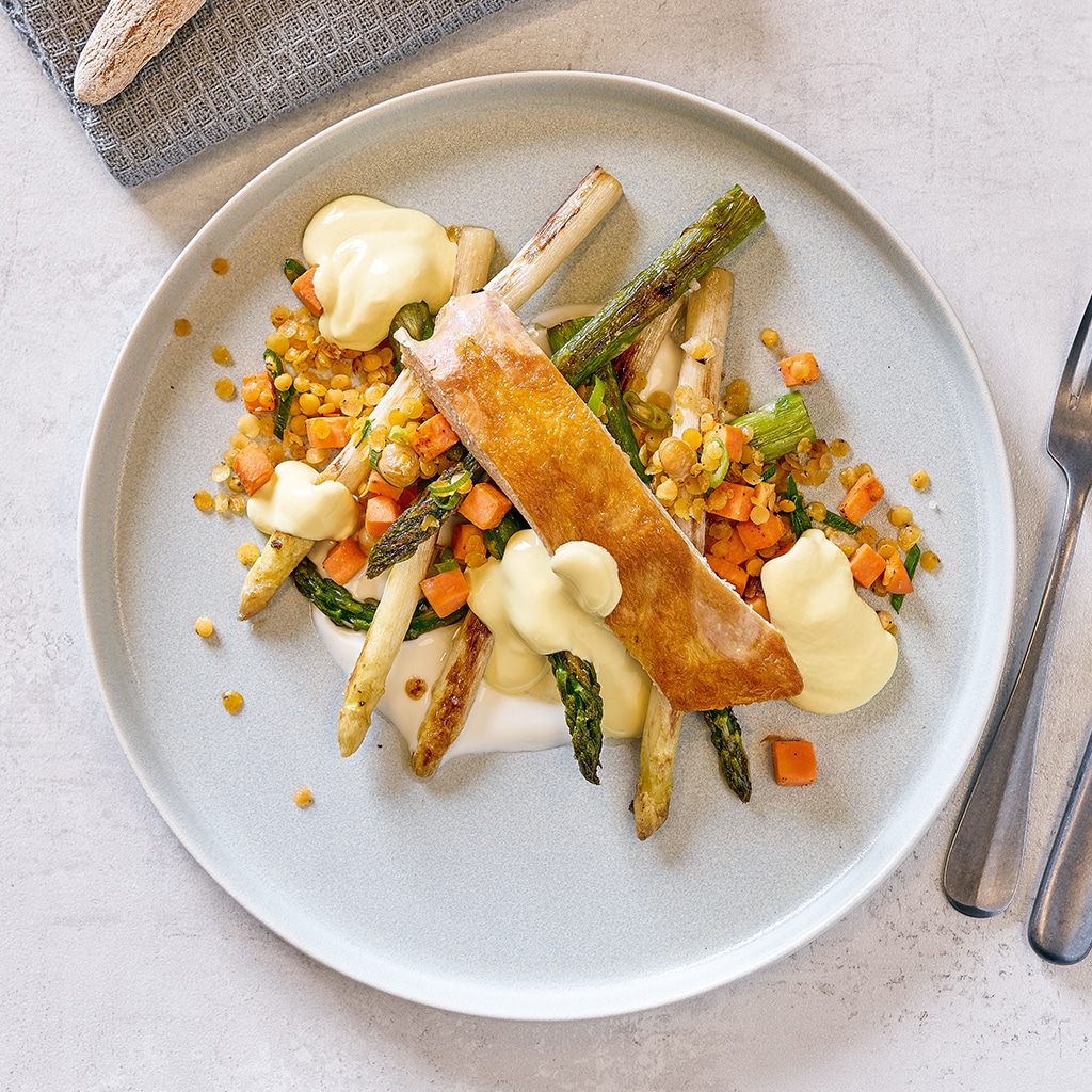 Kichererbse / Rote Linse / Grüner Spargel / Maispoularde / Sauce Hollandaise
