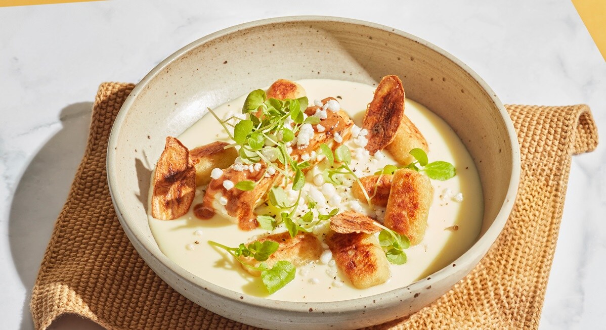 Tapioka-Gnocchi, Tucpi-Béchamel und Bananenschalen-Karamell, gebratener brasilianischer Käse – Rezepte