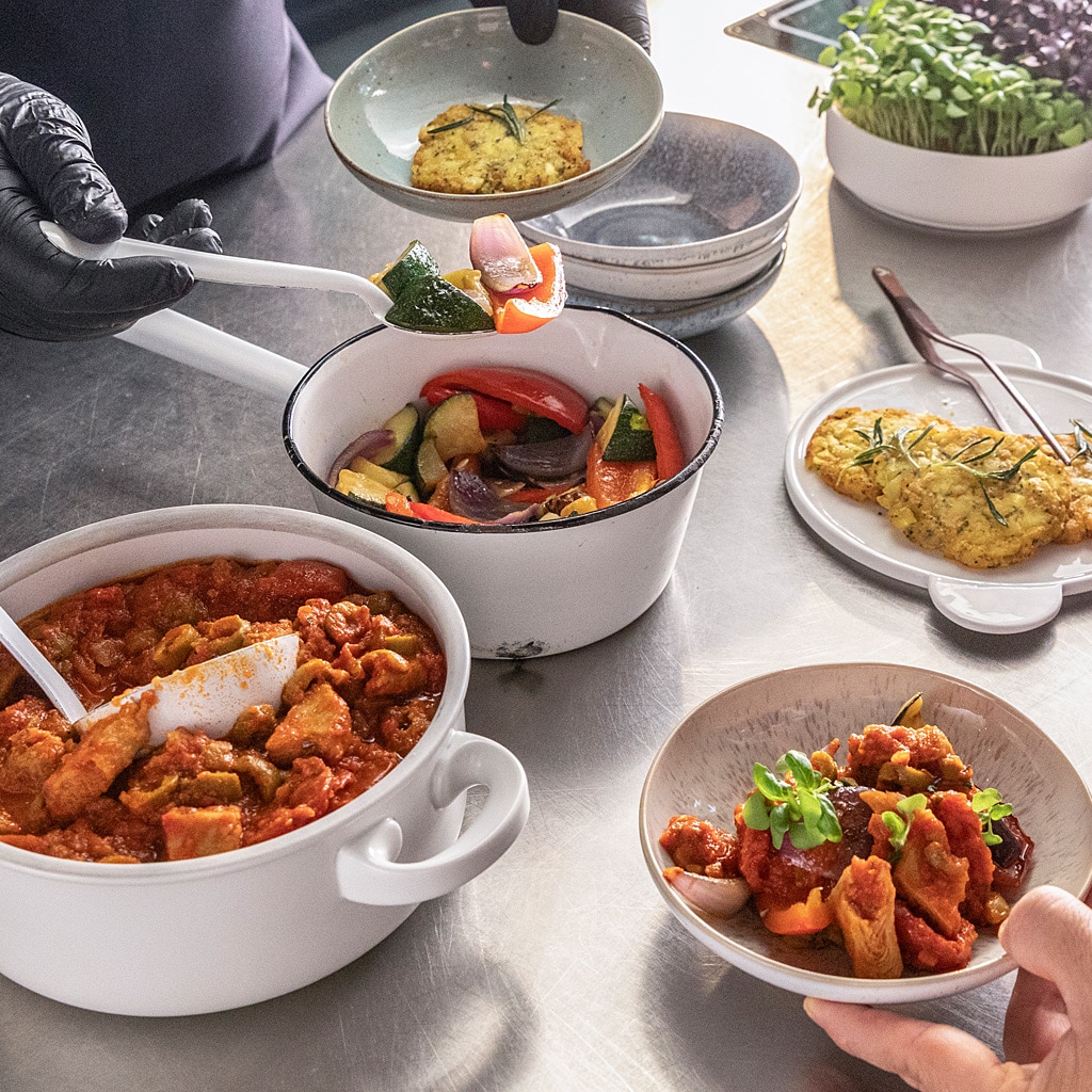 Dekonstruiertes Ratatouille mit pulpigen Tomaten-Oliven Ragout und gehobelte Rosmarin Kartoffel