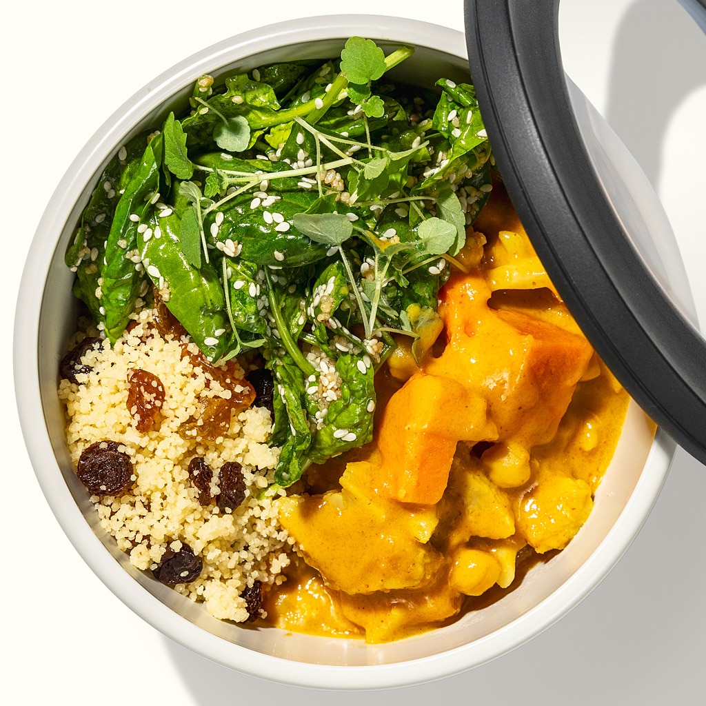 Gelbes Curry mit Rosinen-Cous-Cous und Sesam-Spinat