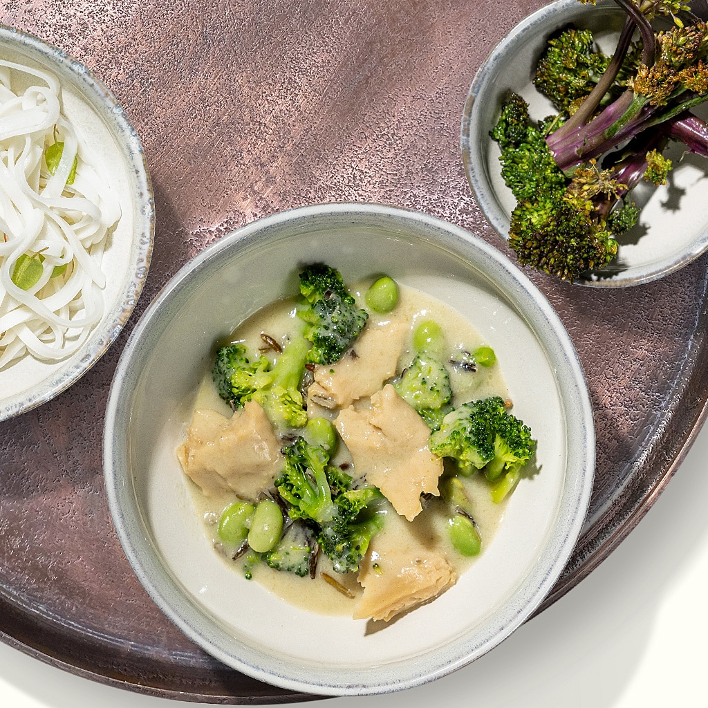 Grüne Curry Bowl mit wilden lila Brokkoli und Glasbandnudeln