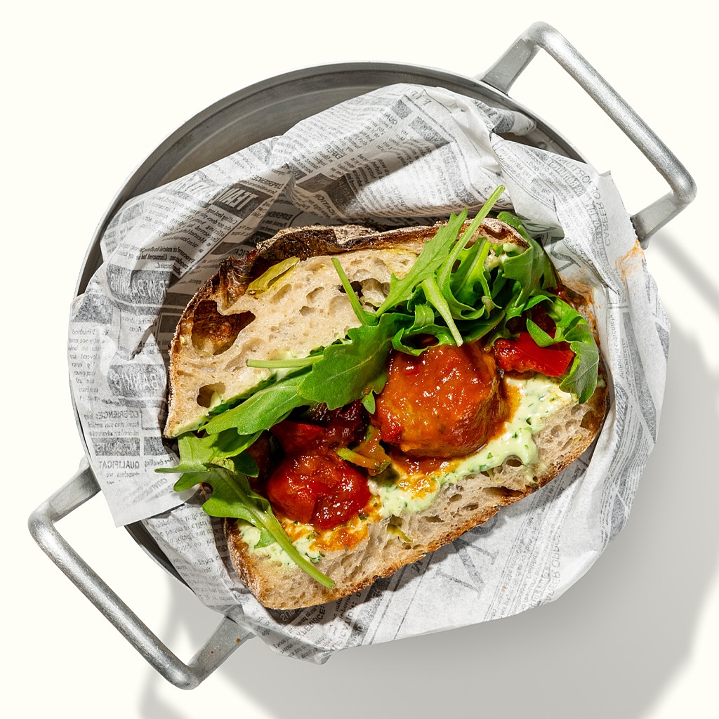 Pflanzliches Paprika-Meatball-Sandwich mit Basilikum-Mayo