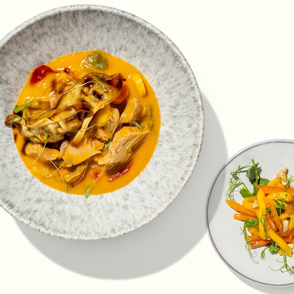 Rotes Curry mit veganen Dumplings, Papaya-Mangosalat und Cashew