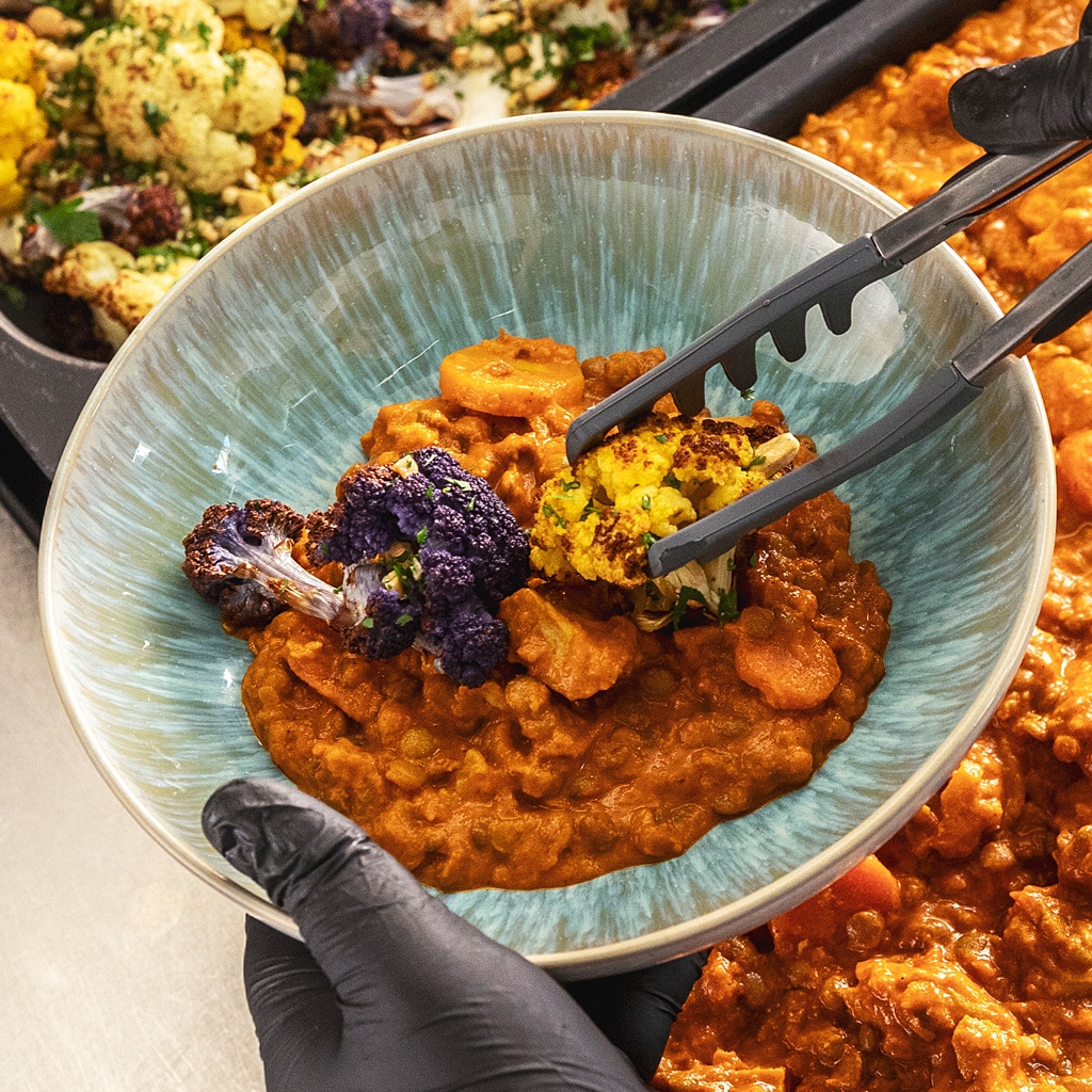 Scheibe vom gegrilltem Karfiol mit Madras Curry abgeschmeckten Linsen Dal